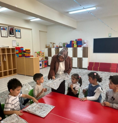 KURUÇAY BELEDİYE BAŞKANI RENGÜL ATICI'DAN KURUÇAY İLKOKULU MİNİKLERİNE ZİYARET