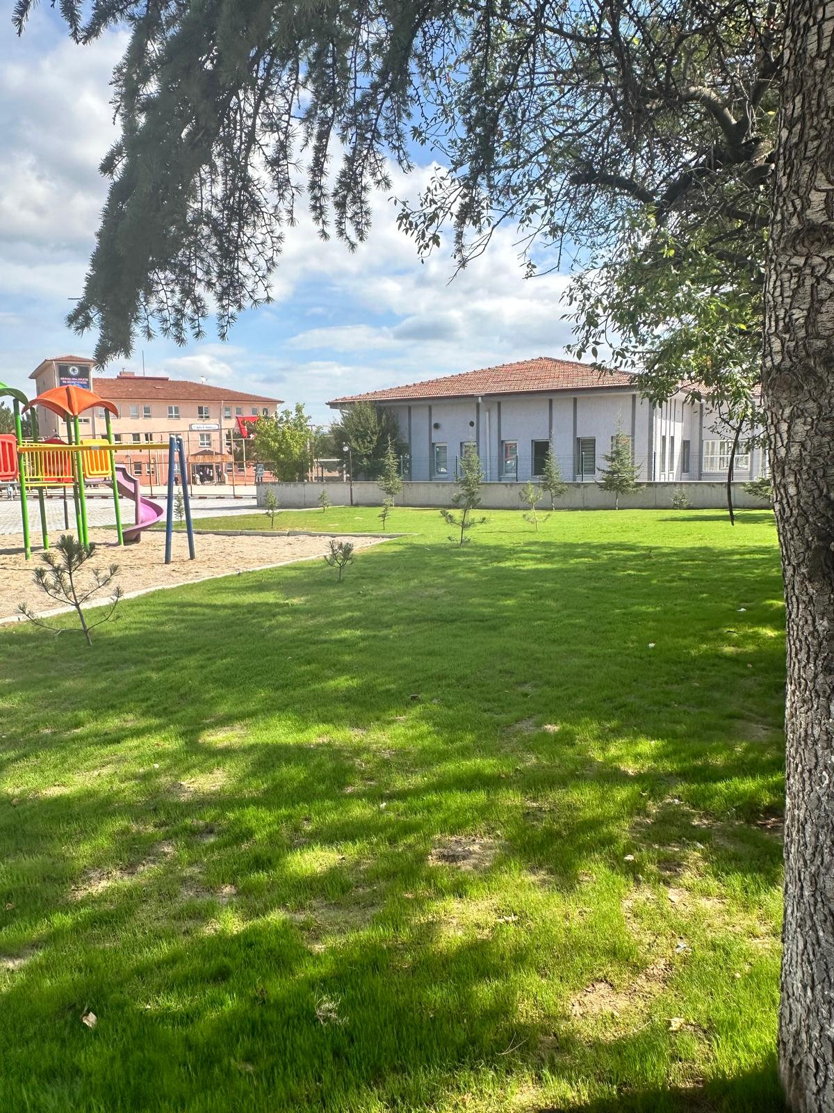 KURUÇAY BELEDİYESİ'NDEN OKUL BAHÇESİNE YEŞİL DOKUNUŞ